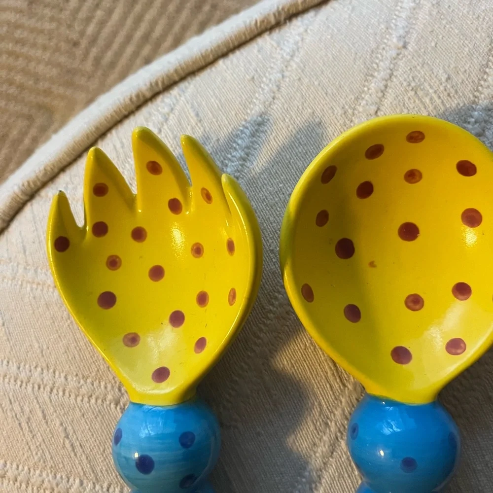 PAIR OF CERAMIC SERVING PIECES